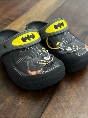 Crocs Boys Batman Slingback Strap Round Toe Slip On Comfort Clogs Size C8
